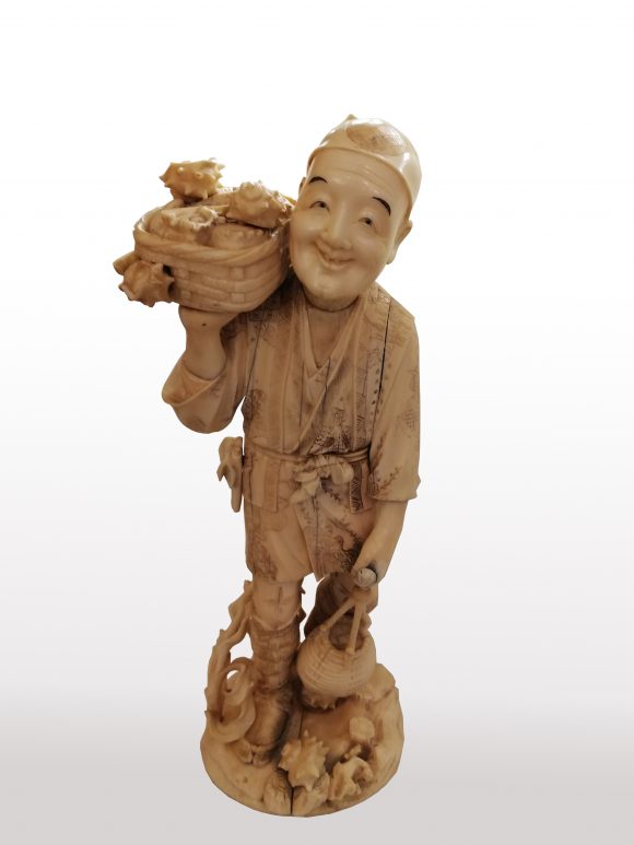 Grande figurine en ivoire japonais