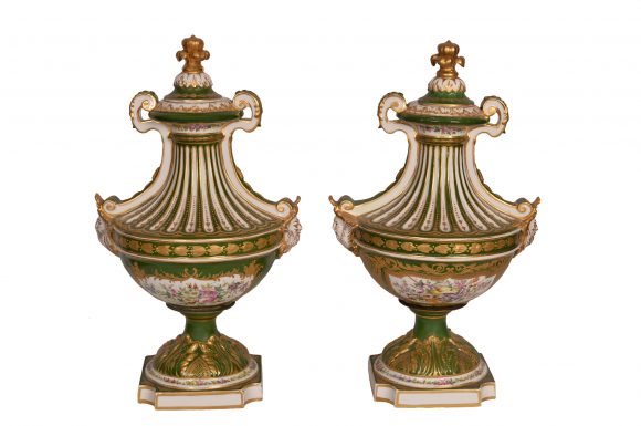 Paire de vases en porcelaine de Sèvres